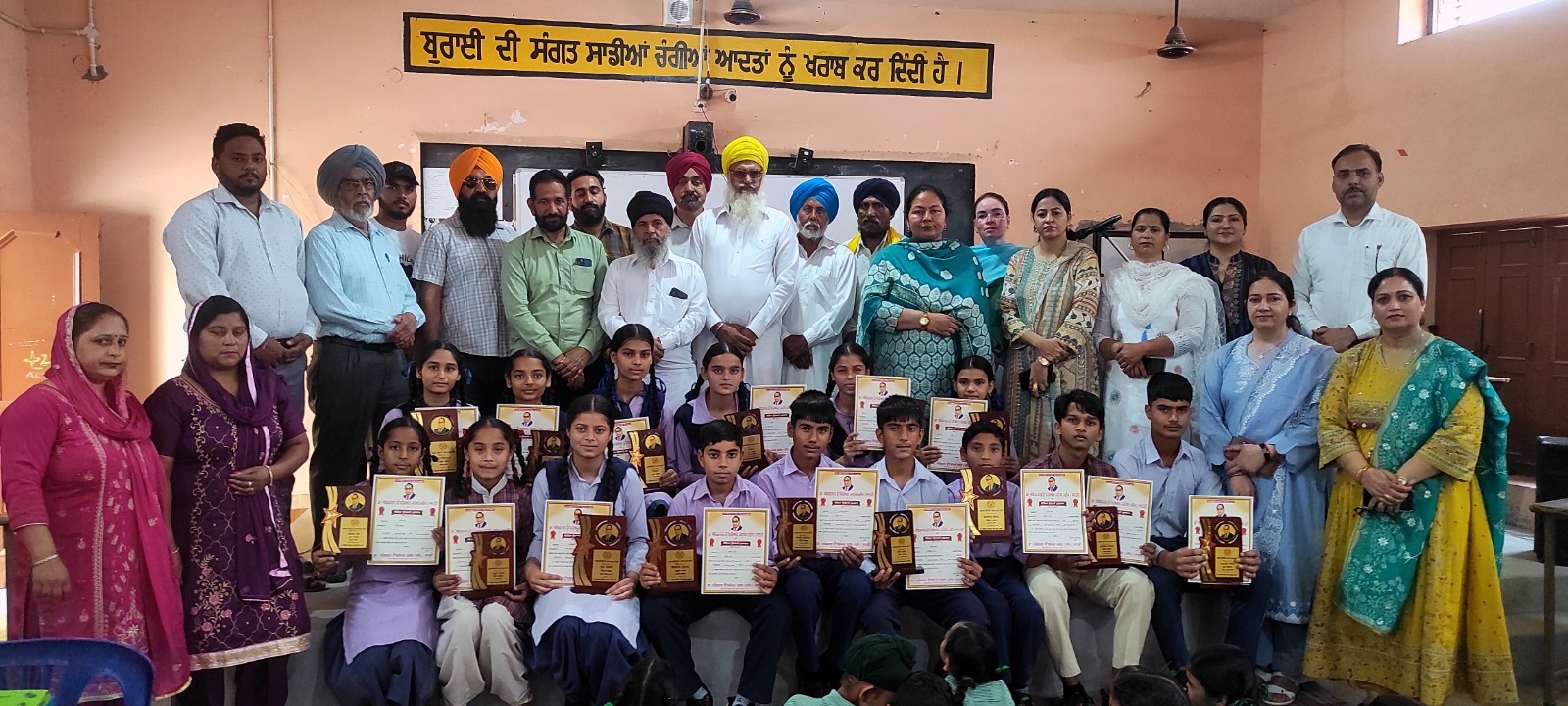 डॉ. अंबेडकर क्लब रेग साहलों ने प्रतिभावान बच्चों को किया सम्मानित